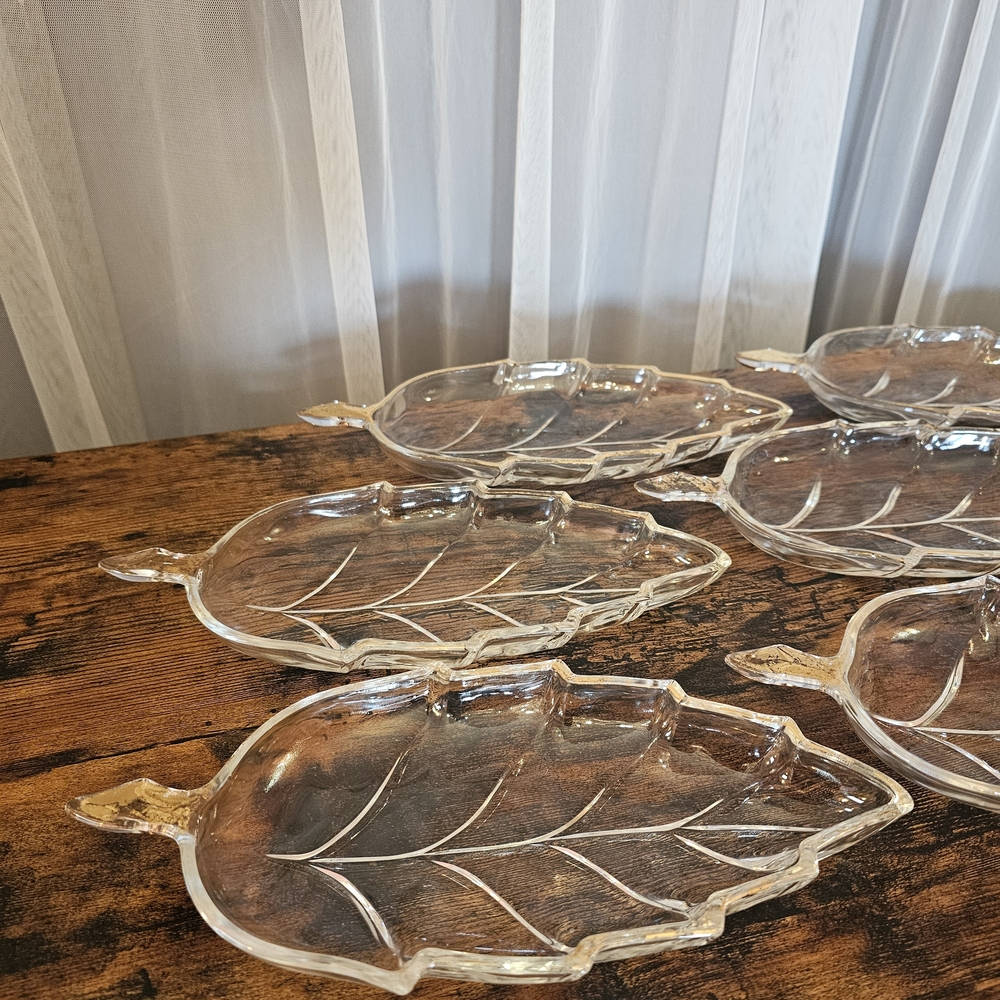 Source Unknown Transparent Leaf Glass Plates - Picture 3 of 17